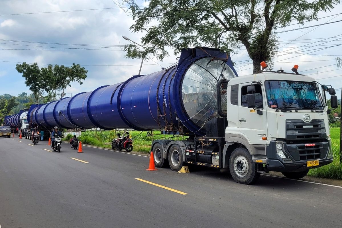 Truk pengangkut tabung raksasa yang berhenti di tepi Jalan Raya Kejawar, Kabupaten Banyumas, Jawa Tengah, menjadi tontotan warga, Kamis (20/2/2025)