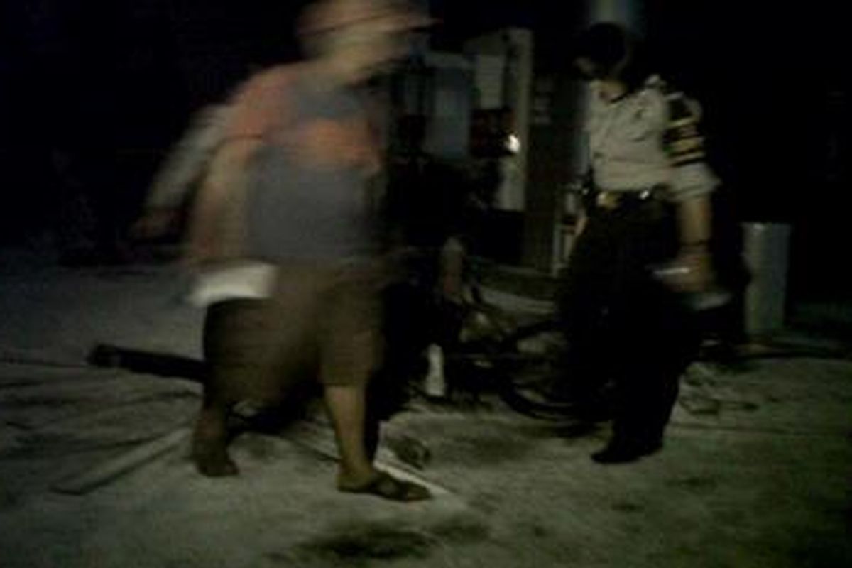 Bangkai sepeda motor yang terbakar di SPBU Jalan Nusantara Raya, Kecamatan Bekasi Timur, Kota Bekasi, Rabu (21/9/2011) malam.