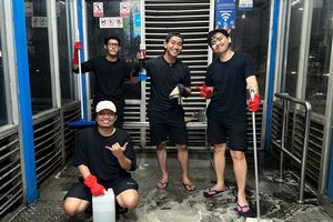 Punya Keresahan yang Sama, Anak Muda Bekasi Bersihkan Halte dan Tandai Jalan Rusak