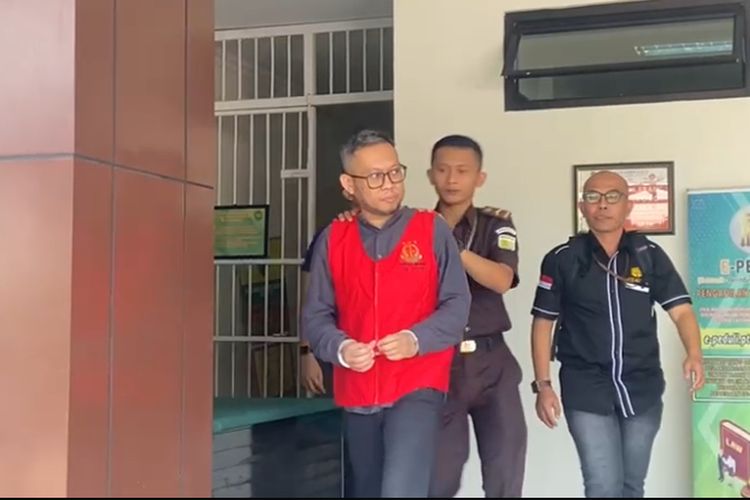 Terdakwa Ivan Rusvansyah (pakaian tahanan merah) saat berada digelandang di Pengadilan Negeri kelas IB Kota Sukabumi. 