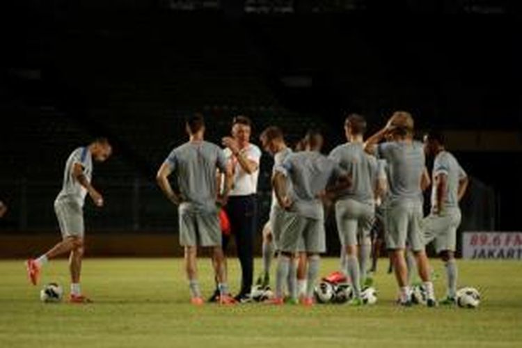 Pelatih Timnas Belanda Louis van Gaal (tengah) memberikan arahan kepada para pemain Belanda saat melakukan latihan di Stadion Utama Gelora Bung Karno, Senayan, Jakarta, Rabu (5/6/2013). Timnas Belanda akan melakukan pertandingan persahabatan melawan Timnas Indonesia pada 7 Juni di Stadion Utama Gelora Bung Karno.