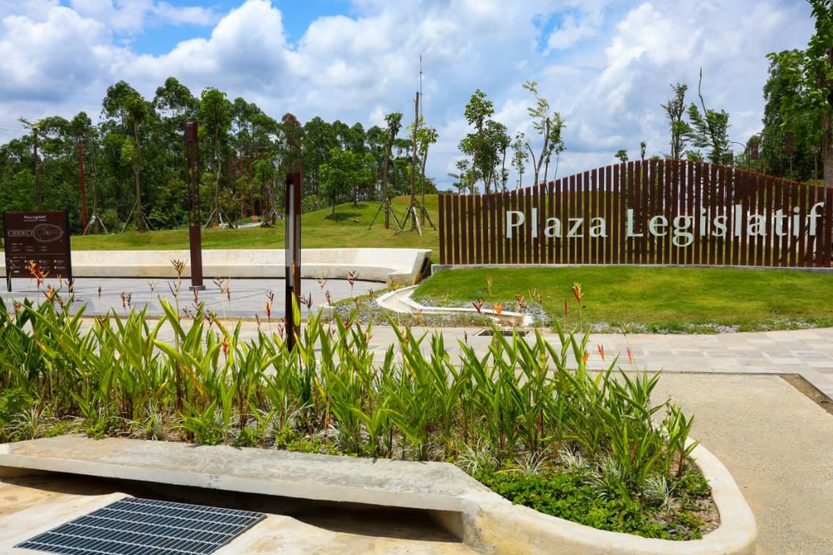 Pembangunan Plaza Legislatif dan Yudikatif di IKN akan segera dimulai pada November 2025. Penandatanganan kontrak dengan penyedia jasa pemenang lelang dilaksanakan pada akhir Oktober hingga November 2025.
