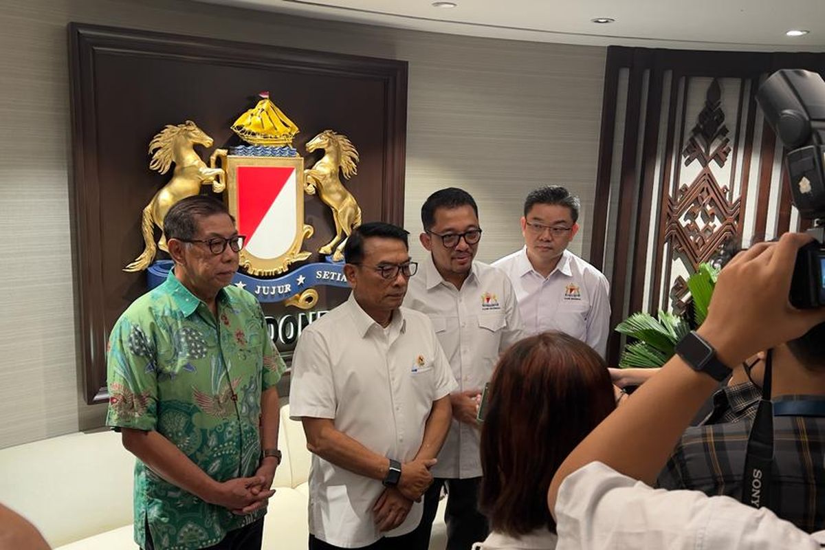 Kepala Staf Kepresidenan Moeldoko didampingi Kadin dan Gaikindo memberikan keterangan pers kepada awak media terkait kondisi terkini kendaraan listrik, di Menara Kadin, Jakarta, Rabu (21/6/2023).