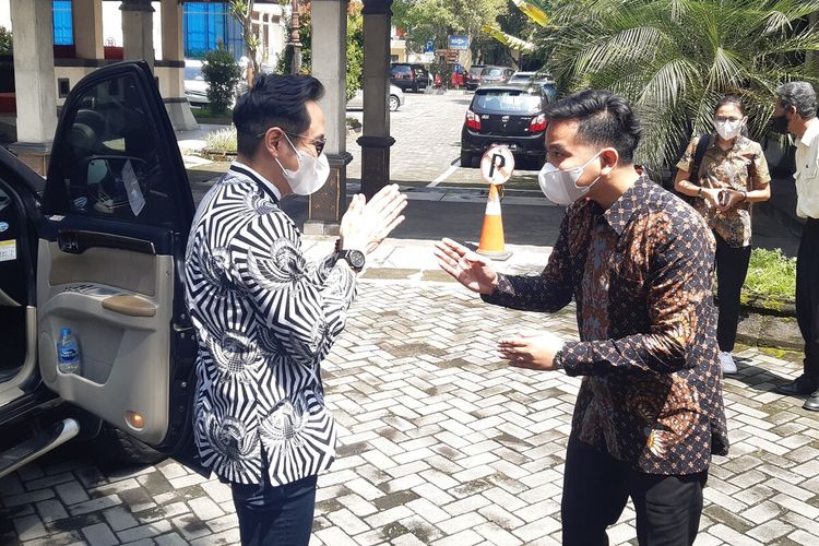 Gusti Pangeran Haryo Paundrakarna Jiwo Suryonegoro bertemu Wali Kota Solo Gibran Rakabuming Raka di Balai Kota Solo, Jawa Tengah, Kamis (31/3/2022).