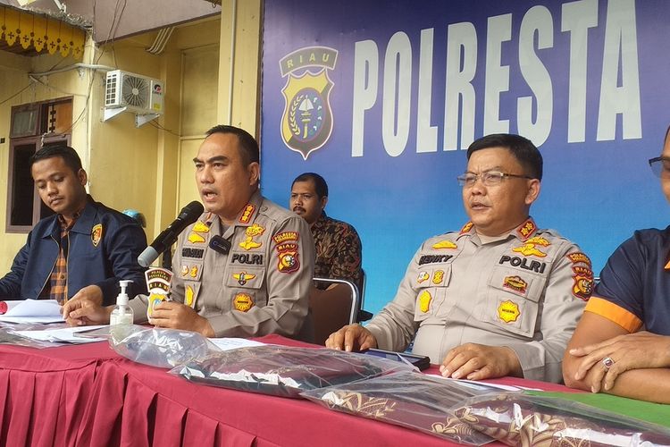 Kapolresta Pekanbaru, Kombes Pria Budi bersama jajaran saat konferensi pers terkait kasus wanita tewas di dalam mobil di basemen kantor DPRD Riau, yang dinyatakan gantung diri, Jumat (16/9/2022).