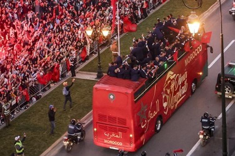 Para pemain timnas Maroko mendapat sambutan bak pahlawan saat tiba di ibu kota Rabat pada Selasa (20/12/2022). Achraf Hakimi cs yang berjuang hingga babak semifinal Piala Dunia 2022 diarak dengan bus atap terbuka dari bandara hingga ke Istana Raja.