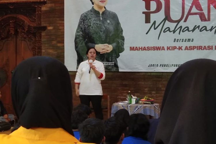 Ketua DPP PDI-P, Puan Maharani saat mengisi acara Ngobrol Bareng Mahasiswa KIP-K Aspirasi Maharani di Borobudur, Magelang, Selasa (30/1/2024).