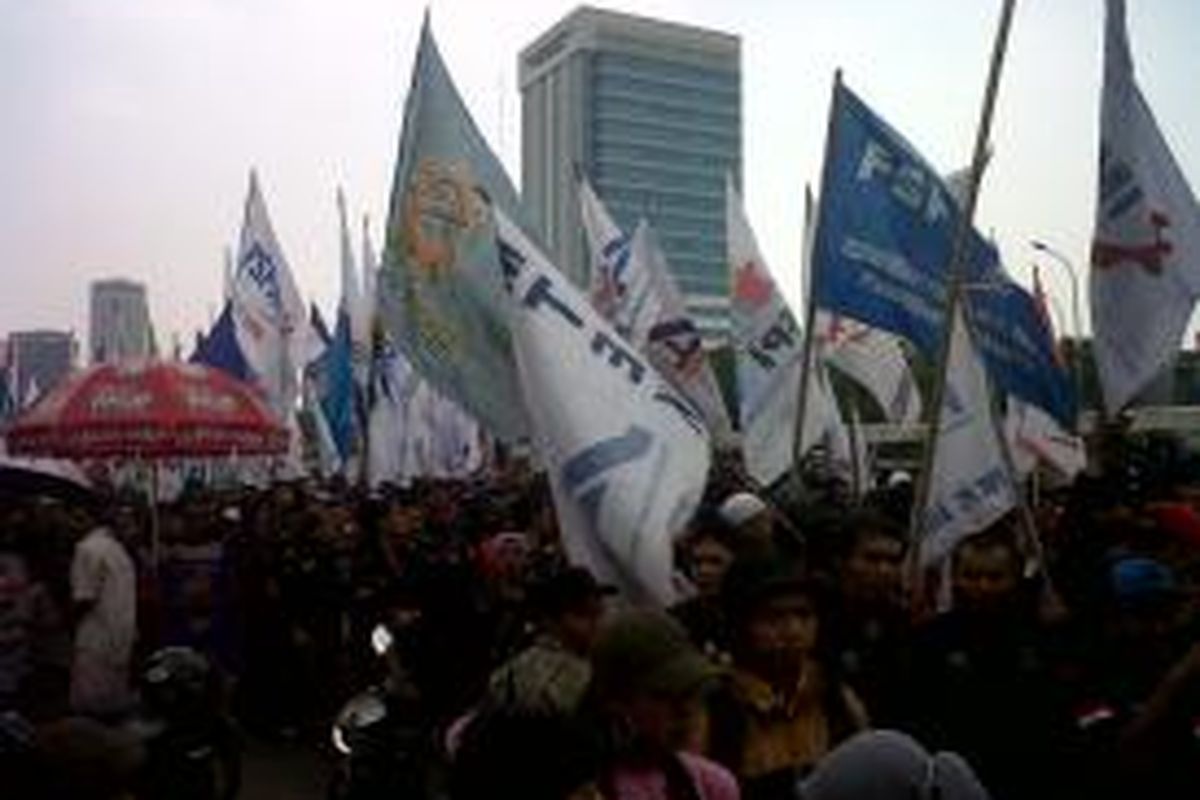 Demo Buruh di DPR

Ribuan buruh berunjuk rasa di depan gedung Dewan Perwakilan Rakyat (DPR). Sekitar 20 ribu buruh yang tergabung dalam berbagai serikat buruh yakni Konfederasi Serikat Pekerja Indonesia (KSPI), Serikat Pekerja Seluruh Indonesia (SPSI ), Persatuan Guru Republik Indonesia (PGRI) dan Federasi Serikat Pekerja Metal Indonesia (FSPMI ) memenuhi jalan Gatot Soebroto di depan gedung DPR, Jakarta, Senin (21/10/2013).Kompas.com/Ummi Hadyah Saleh

