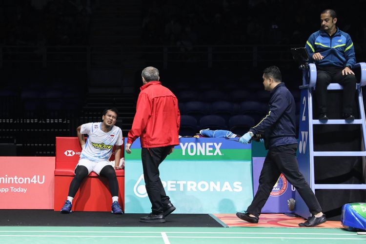 Mohammad Ahsan mengalami cedera pinggang dalam pertandingan babak 16 besar Malaysia Open 2024 di Axiata Arena, Kuala Lumpur, Kamis (11/1/2024). 