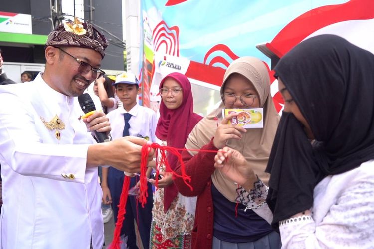 Direktur Pemasaran Regional Pertamina Patra Niaga Mars Ega Legowo Putra dalam acara perayaan Hari Ulang Tahun (HUT) Kemerdekaan ke-79 Republik Indonesia (RI) hadir di Lokasi SPBU MT Haryono, Jakarta Selatan, Sabtu (17/8/2024). 
