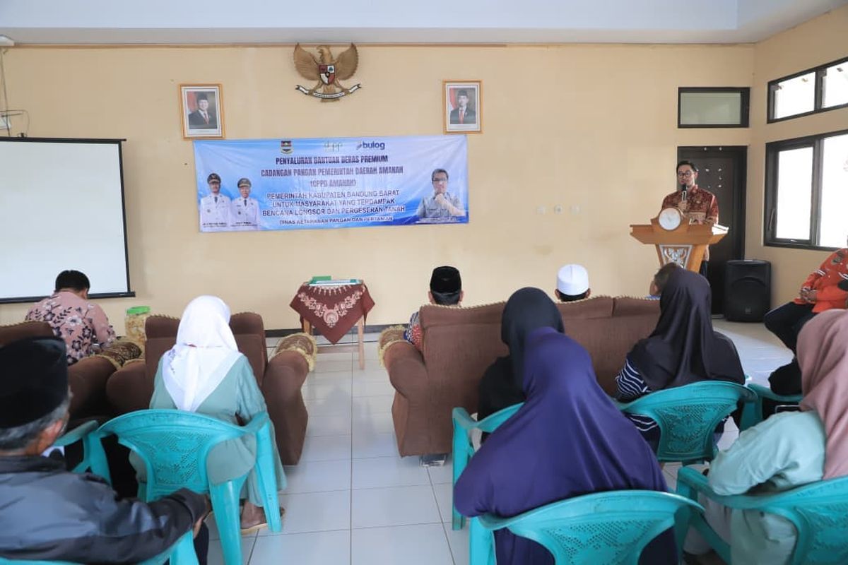 Penyaluran simbolis beras premium Cadangan Pangan Pemerintah Daerah (CPPD) Amanah dari Pemkab Bandung Barat kepada warga terdampak longsor dan pergerakan tanah di Kecamatan Rongga, Bandung Barat, Jawa Barat, Jumat (21/11/2025).