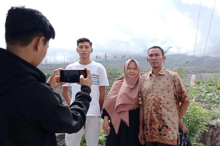 Warga menyempatkan berswafoto di tepi sungai Curah Kobokan, Selasa (8/3/2022)