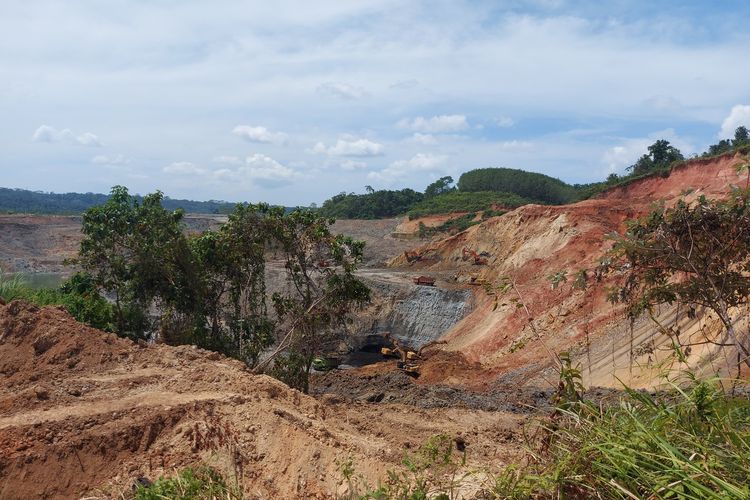 Sepanjang 3 kilometer jalan milik Provinsi Bengkulu tak dapat dimanfaatkan karena dikeruk perusahaan batubara di Desa Gunung Payung, Kecamatan Pinang Raya, Kabupaten Bengkulu Utara, Provinsi Bengkulu sejak tahun 2018.