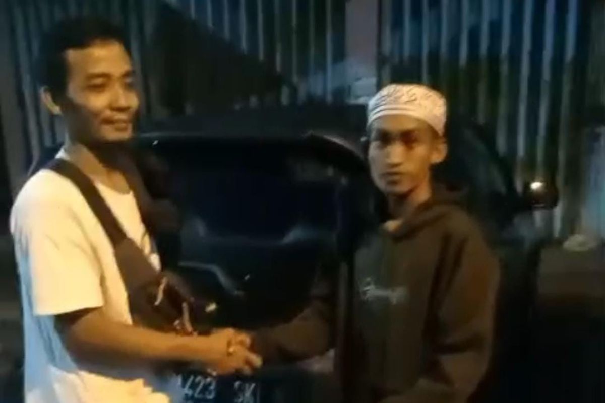 Seorang warga di Pasuruan menjadi korban penipuan setelah menjual mobil Brio pada pembeli yang mengaku sebagai anggota TNI. Dan lasus ini sedang dilakukan penyelidikan oleh Polres Pasuruan Kota, Sabtu (03/01/2025). 