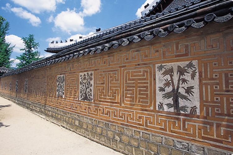 Balai Jagyeongjeon dengan dinding berdekorasi bunga.