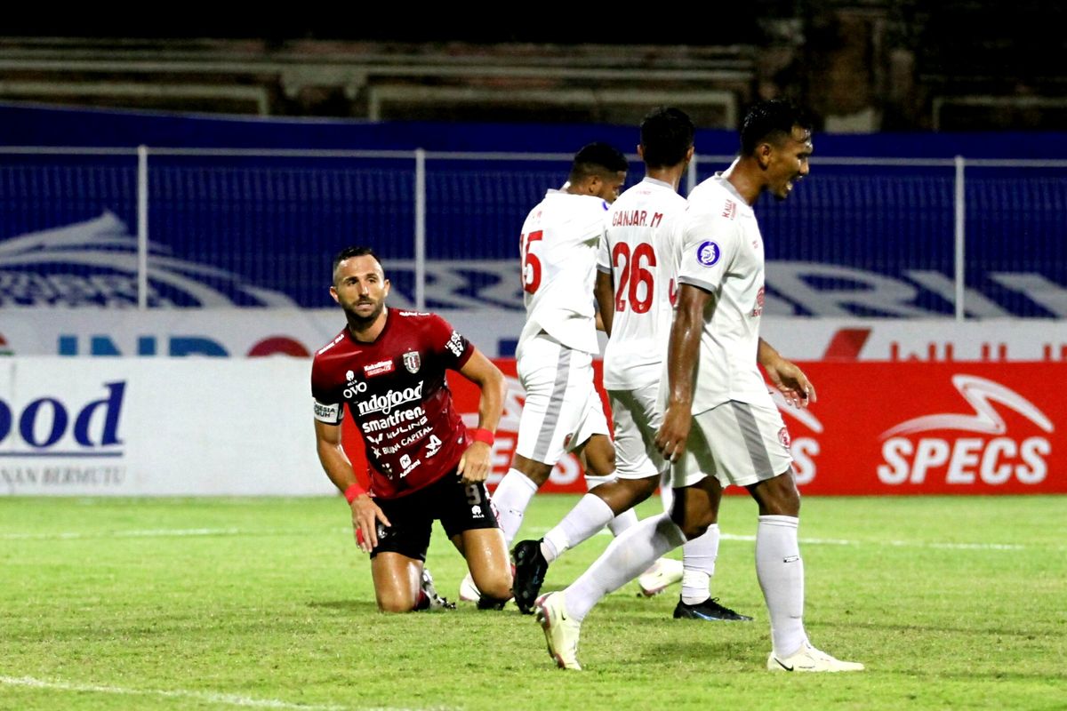 Aksi penyerang Bali United, Ilija Spasojevic, kala bertanding melawan PSM Makassar dalam laga Liga 1 2021-2022 di Stadion Ngurah Rai, Bali, Senin 7 Februari 2022.