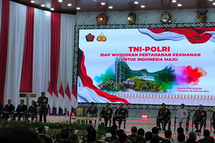 Presiden RI Joko Widodo (Jokowi) bersama Kapolri Jenderal Listyo Sigit Prabowo dan Panglima TNI Agus Subiyanto di Markas TNI, Cilangkap, Jakarta, Rabu (28/2/2024). 
