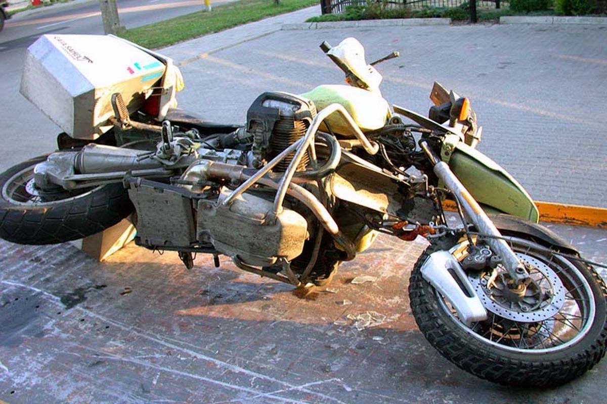 Mesin boxer BMW Motorrad memberikan ruang agar kaki biker tidak terjepit saat terjatuh.