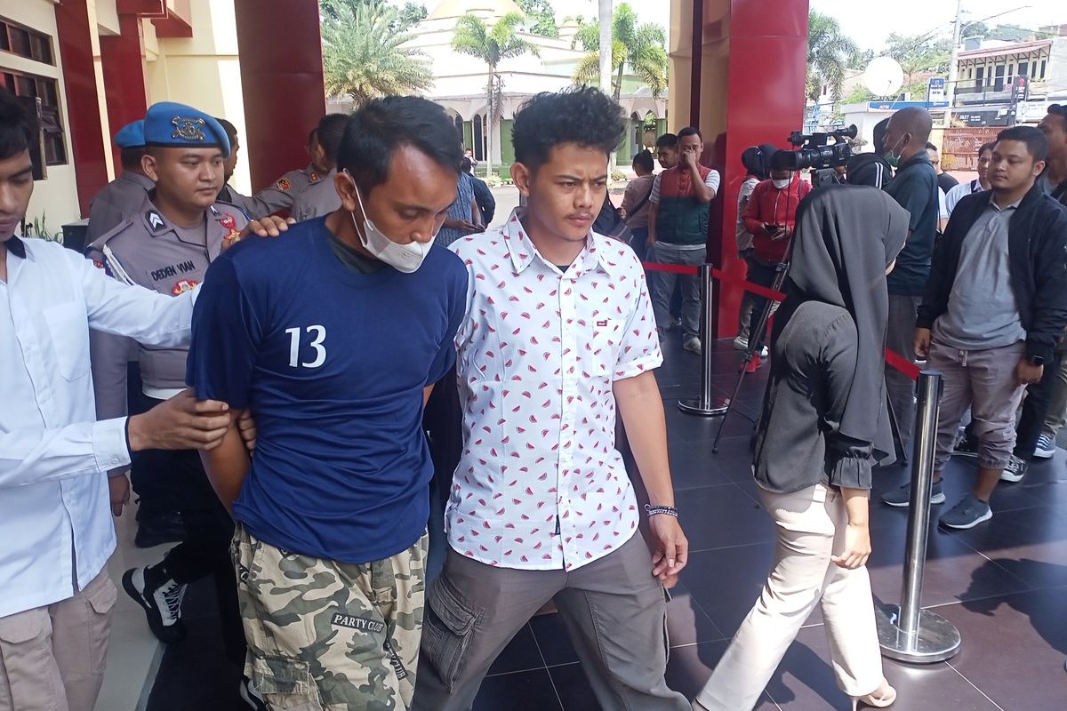 Kapolresta Bandung Kombes Pol Kusworo Wibowo saat mengintrogasi pelaku pembacokan mantan Ketua Komisi Yudisial Jaja Ahmad Jayus dan putrinya Rahmi Dwi Utami di Mapolresta Bandung, Soreang, pada Rabu (29/3/2023)