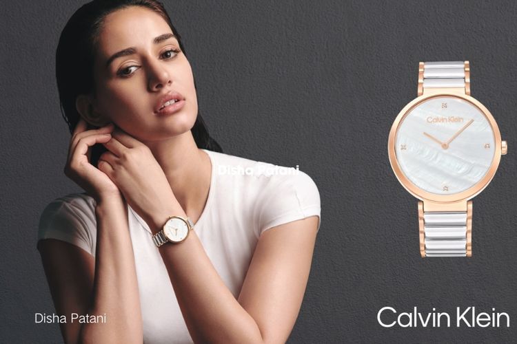 Aktris Disha Patani mengenakan seri Minimalistic T-Bar dari jam tangan Calvin Klein.