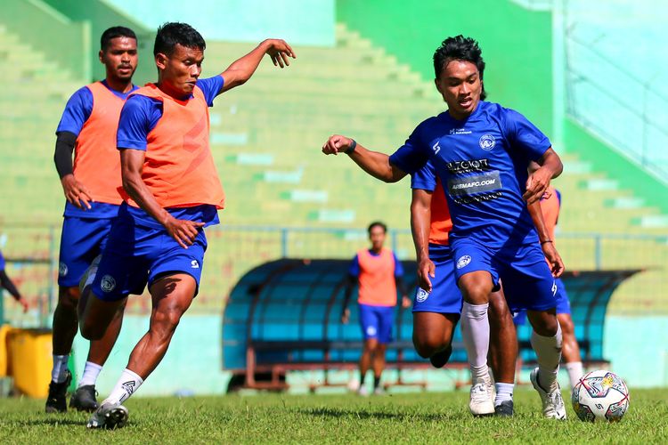 Pemain Arkhan Fikri (kanan) saat latihan rutin bersama Arema FC untuk persiapan putaran kedua Liga 1 2022-2023 di Stadion Gajayana Kota Malang, Sabtu (7/1/2023) pagi.