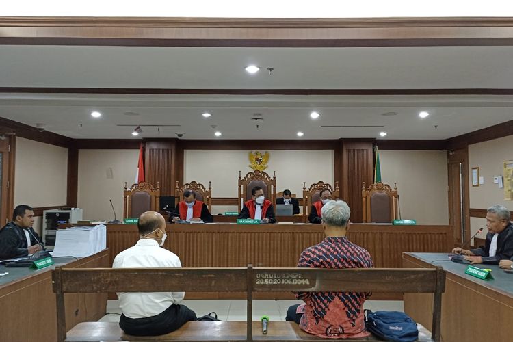Jaksa KPK menuntut  Ketua Tim Teknis Pengadaan Penerapan KTP Elektronik (e-KTP) Husni Fahmi dan Direktur Utama Perum (Percetakan Negara Republik Indonesia (PNRI) Isnu Edhi Wijaya dihukum 5 tahun penjara dan denda Rp 300 juta subsidair 6 bulan kurungan dalam kasus dugaan korupsi e KTP di Pengadilan Tindak Pidana Korupsi (Tipikor) Jakarta Pusat, Senin (17/10/2022).