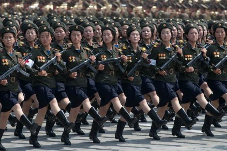 Tentara perempuan Korea Utara ikut ambil bagian dalam parade militer di Pyongyang memperingati 60 tahun gencatan senjata dengan Korea Selatan yang secara teknis mengakhiri Perang Korea pada 1953.