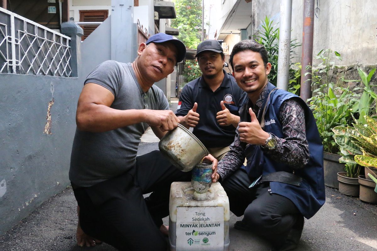 Gerakan sedekah minyak jelantah lewat program Terima Sedekah Minyak Jelantah untuk Mereka (Tersenyum) diusung oleh Rumah Sosial Kutub