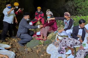 Dua Pasang Pengantin Melakukan Pernikahan Unik di Dalam Gua