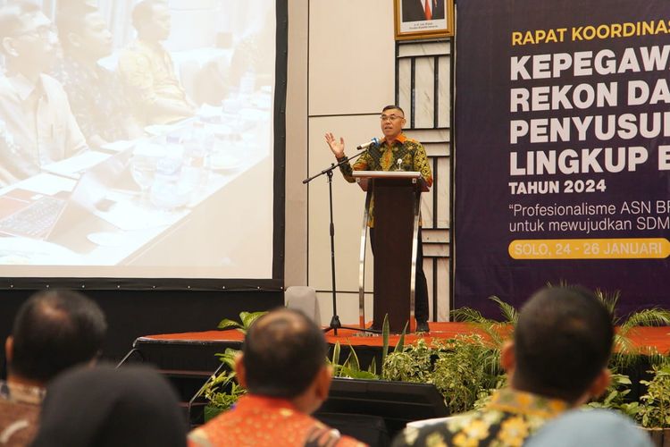 Kepala BPPSDM KP I Nyoman Radiarta pada Rapat Koordinasi (Rakor) Kepegawaian, PNBP, Rekon Data Sakti, serta Penyusunan Laporan Keuangan dan Barang Milik Negara Lingkup BPPSDM 2024, yang diselenggarakan pada tanggal 24-26 Januari 2024 di Solo, Jawa Tengah (Jateng).
