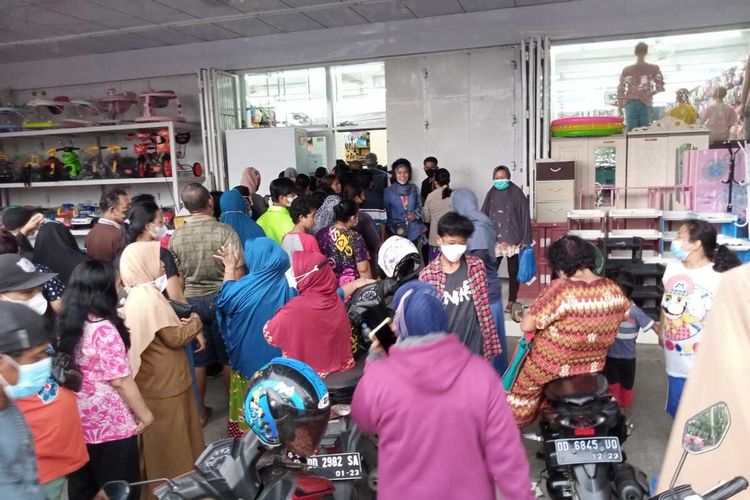 Antrean minyak goreng di salah satu minimarket di Kota Makassar.