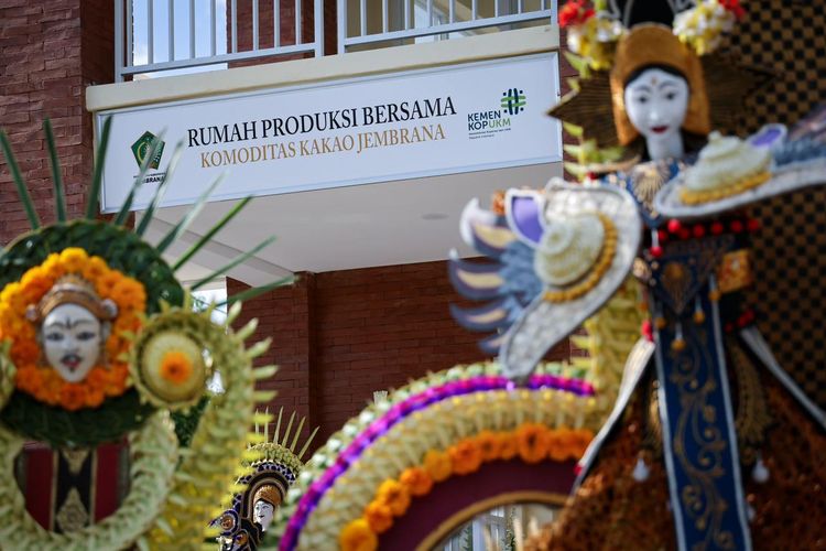 Kementerian Koperasi dan UKM (KemenKopUKM) meresmikan Factory Sharing atau Rumah Produksi Bersama (RPB) khusus Komoditas Kakao di Kabupaten Jembrana, Bali.