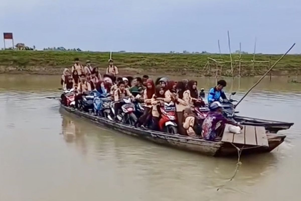 Getir Pelajar di Lampung Timur, Tiap Hari Terlambat hingga Menginap karena  Jembatan Mangkrak