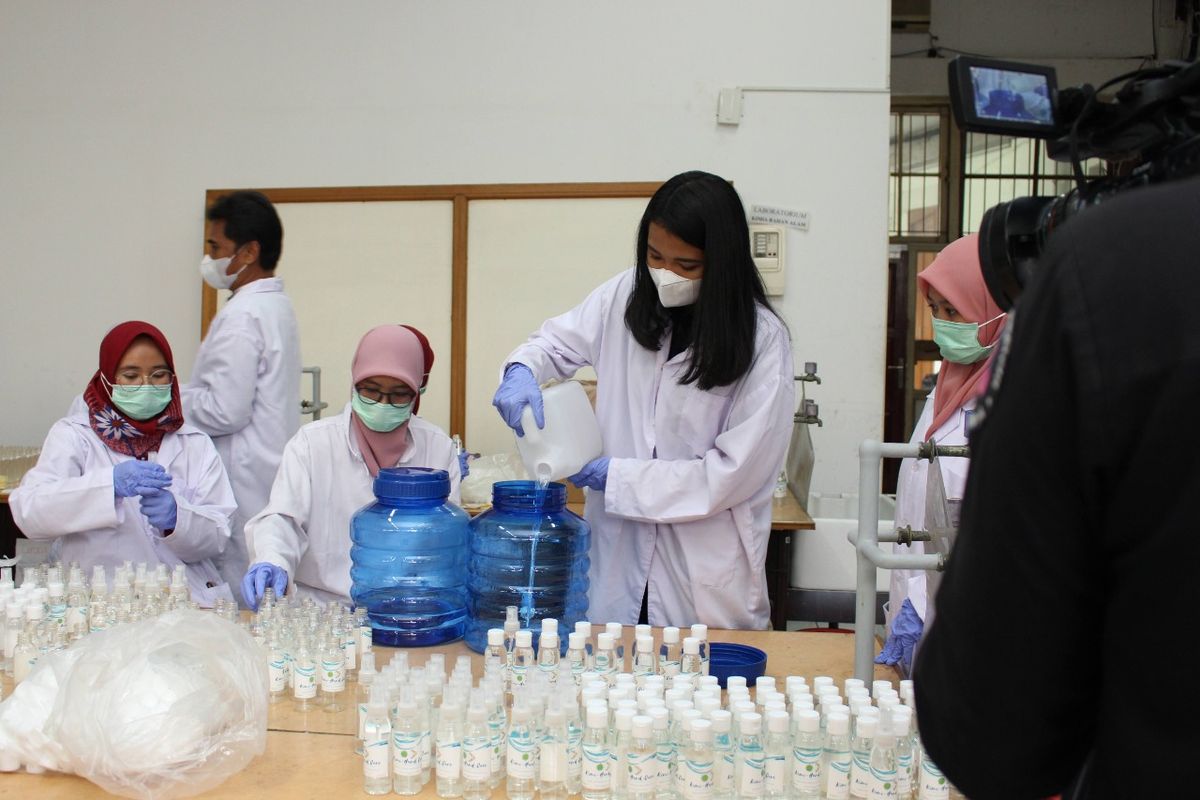 Di tengah pandemi Covid-19, Tim Pengabdian Masyarakat Departemen Kimia Kedokteran, Fakultas Kedokteran Universitas Indonesia (FK UI) tengah membuat produk hand sanitizer dalam jumlah banyak untuk dibagikan kepada rumah sakit hingga sekolah.