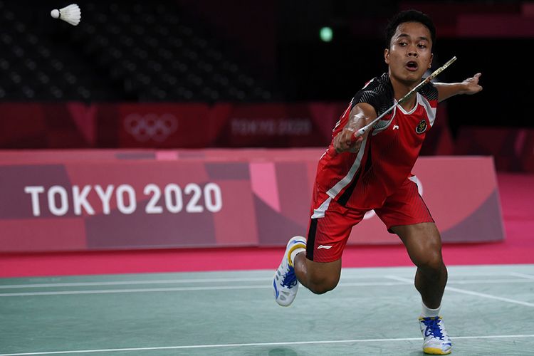 Pebulu tangkis tunggal putra Indonesia Anthony Sinisuka Ginting mengembalikan kok ke arah tunggal putra China Chen Long dalam semifinal Olimpiade Tokyo 2020 di Musashino Forest Sport Plaza, Tokyo, Jepang, Minggu (1/8/2021). Anthony Sinisuka Ginting gagal melaju final setelah kalah 16-21, 11-21. Ia akan menghadapi Kevin Cordon dari Guatemala dalam perebutan medali perunggu.