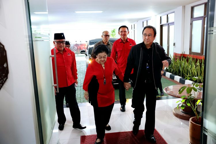 Ketua Umum PDI-P Megawati Soekarnoputri didampingi putranya yang juga Ketua DPP PDI-P M Prananda Prabowo tiba di Sekolah Partai PDI-P, Lenteng Agung, Jakarta Selatan, Jumat (5/7/2024).