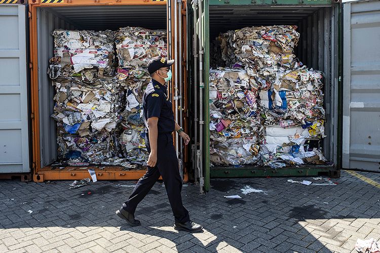Petugas bea cukai memeriksa kontainer yang dipenuhi sampah asal Australia di sebuah pelabuhan di Surabaya, Selasa (9/7/2019). Indonesia menyatakan akan mengembalikan sampah dalam jumlah besar mencapai 210 ton ke negara asal pengirim, Australia.