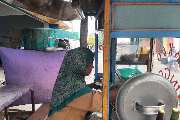 Nenek Siyami sedang meladeni pembeli bakso  Jumat (27/1/2023)