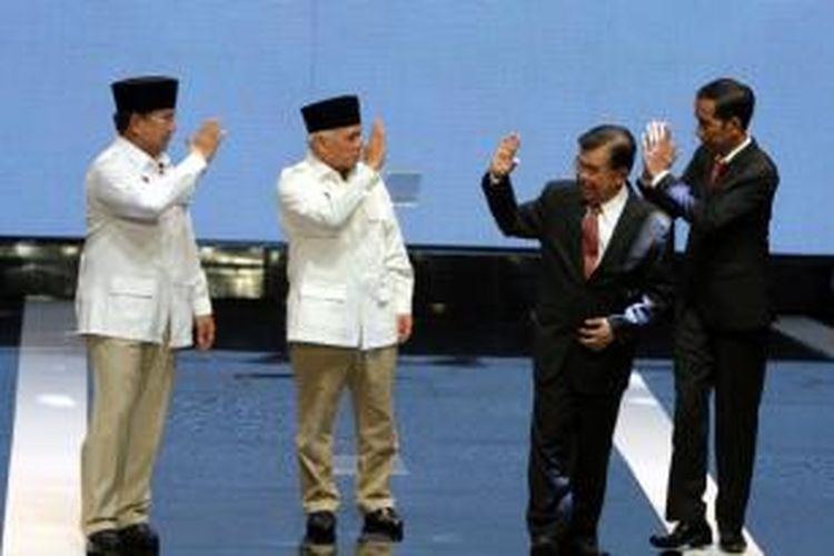 Pasangan capres dan cawapres, Prabowo-Hatta dan Jokowi-JK mengucapkan salam perpisahan usai mengikuti acara debat di Jakarta Selatan, Senin (9/6/2014). Debat akan dilakukan sebanyak lima kali selama masa kampanye. 