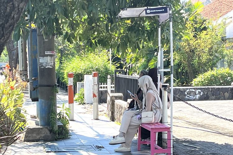 Halte Tak Memadai, Warga Surabaya Patungan Rp 500.000 Bikin Tempat Tunggu Bus