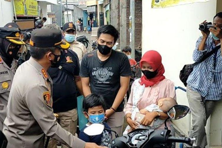 Kapolrestabes Surabaya saat berikan bantuan kepada korban pencurian motor dari Presiden Jokowi 

