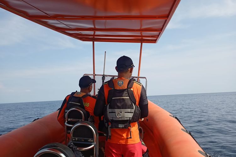 Tim SAR Bali melakukan pencarian penumpang kapal yang jatuh di perairan Bali utara, Jumat (5/4/2024).
