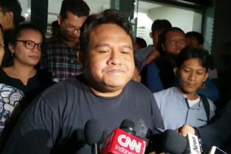 Jurnalis dan sutradara film dokumenter sexy killers Dandhy Dwi Laksono di Polda Metro Jaya, Jakarta Selatan, Jumat (27/9/2019).