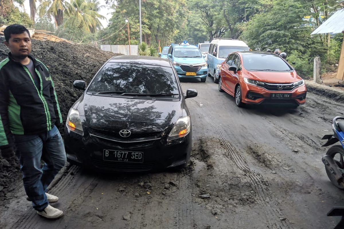 Mobil terjebak di proyek jembatan Jalan TMP Taruna Kota Tangerang, Senin (16/12/2019).