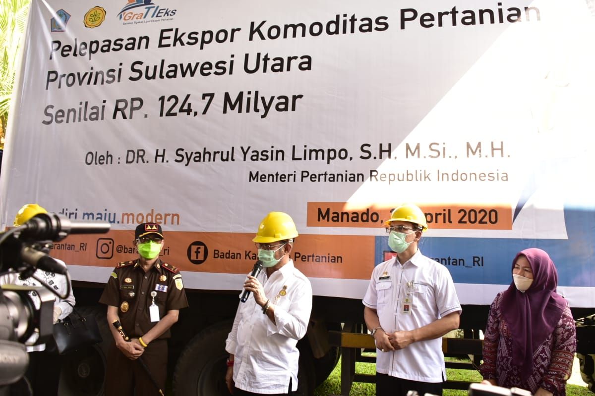 Menteri Pertanian Syahrul Yasin Limpo bersama Anggota DPR RI dan jajaran Eselon I Kementan saat melepas ekspor komoditas pertanian di Kota Manado, Selasa (21/4/2020).