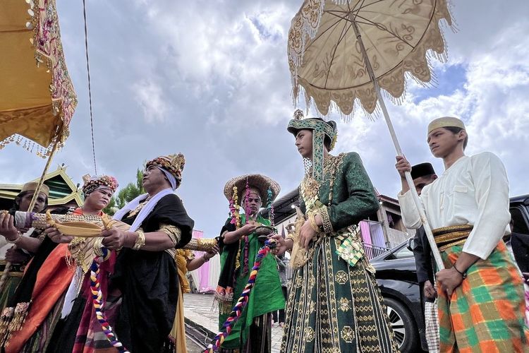 Pemimpin bissu (baju hitam) melakukan penjemputan secara adat calon mempelai laki-laki pada sebuah hajatan pernikahan adat di Soppeng, Sulawesi Selatan, Minggu (17/7/2022).