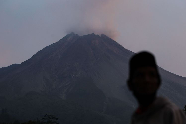 Komunitas warga ikut memantau perkembangan aktivitas Gunung Merapi dari Pos Pengamatan Gunungapi Merapi Babadan, Desa Krinjing, Kecamatan Dukun, Kabupaten Magelang, Jawa Tengah, Senin (16/11/2020). Sejak status Gunung Merapi ditingkatkan dari Waspada (Level II) menjadi Siaga (Level III), Kamis (5/11/2020), sebanyak 1.831 jiwa yang tinggal di lereng Gunung Merapi mengungsi.