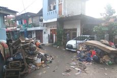 Sampah Perabotan Bekas Banjir Penuhi Jalan di Bidara Cina