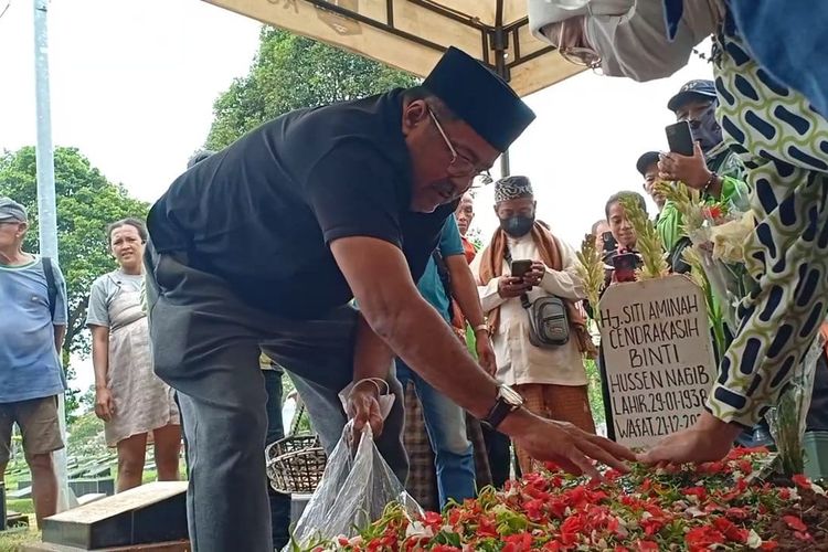 Rano Karno ziarah ke makam Mak Nyak di Tempat Pemakamam Umum (TPU) Karet Bivak, kawasan Tanah Abang, Jakarta Pusat, Jumat (23/12/2022). 