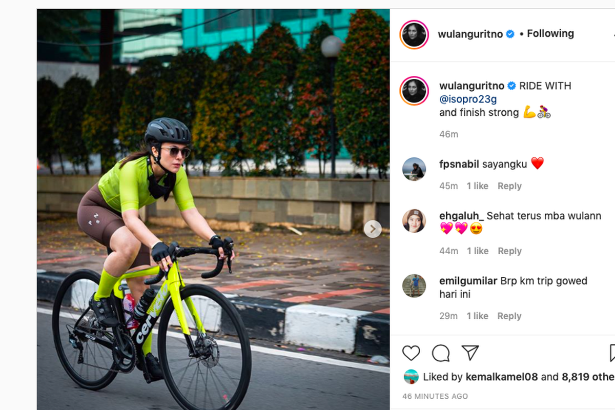 Artis peran Wulan Guritno saat mengendarai road bike Cervélo S3.